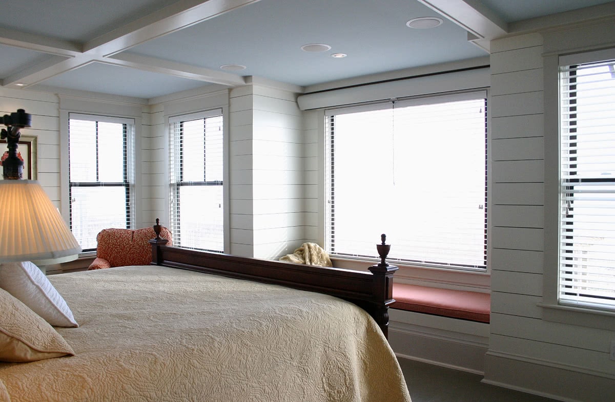 Naturally Lighting - Bedroom With Mountain-view Overlook